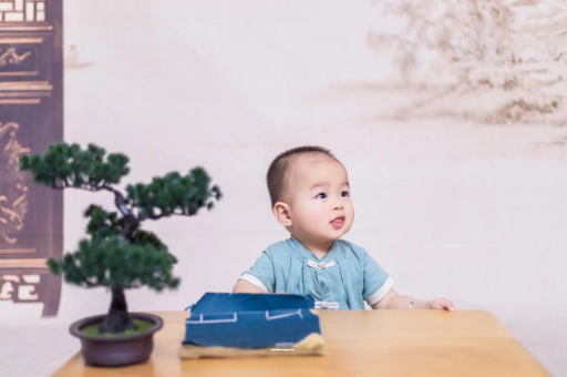 南阳怀孕肚子中间凹两边凸